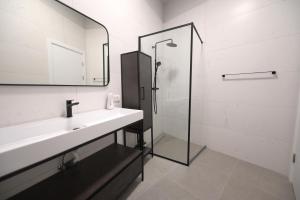 Et badeværelse på Umbrella Street Center Luxury 2 Bedroom + 29 billeder