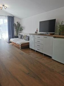 uma sala de estar com uma televisão de ecrã plano numa cómoda em APARTMENT SIYANA em Panagyurishte