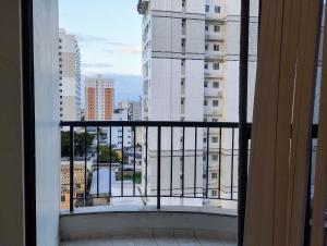 einen Balkon mit Stadtblick in der Unterkunft flats aconchegantes piscina e academia via park in Campos dos Goytacazes