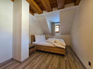 Postel nebo postele na pokoji v ubytování Apartmány Jezerné