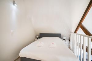 een slaapkamer met een bed met twee handdoeken erop bij General Sixty-Seven by Romy&Travis in Brugge