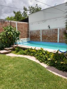 una piscina en el patio trasero de un edificio en Alquiler Casa con pileta en Godoy Cruz