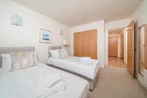 سرير أو أسرّة في غرفة في Luxury 1 Bed Apartment Close To Excel & o2