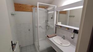 Ένα μπάνιο στο Logis Auberge de la Poirie +39 φωτογραφίες