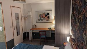 een kamer met een bureau in een hotelkamer bij Aux Écuries Des Pres in Nogent-sur-Seine