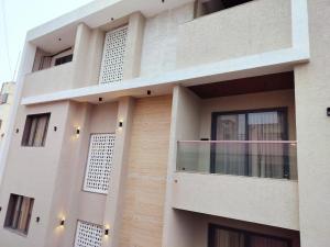 eine Außenansicht eines Gebäudes mit Fenstern in der Unterkunft Hotel Taviral Regency in Udaipur