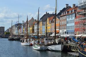 un gruppo di imbarcazioni ormeggiate in un porto con edifici di Deluxe Flat at Perfect Location a Copenaghen
