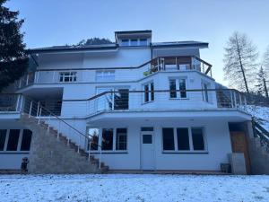 Biały dom w śniegu w obiekcie Ruhepol in den Voralpen 
