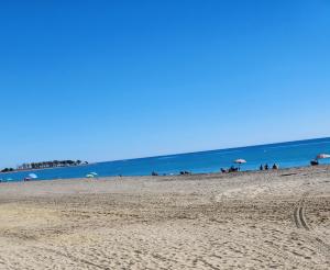 Fotografia z galérie ubytovania Bajo precioso en primera línea de Vera-Playa con piscina privada y terraza! v destinácii Vera