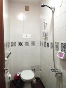 un baño con inodoro y ducha en Shaddai Alojamientos, en Salta