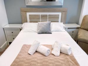 1 cama blanca grande con 2 almohadas en Delightful City Centre Studio Clarendon Apartment - Grand Central House en Gibraltar