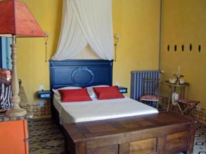 Un pat sau paturi într-o cameră la Les Chambres des Dames