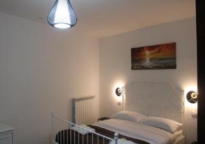 - une chambre avec un lit et une peinture murale dans l'établissement Casa nel Centro di Avellino, à Avellino
