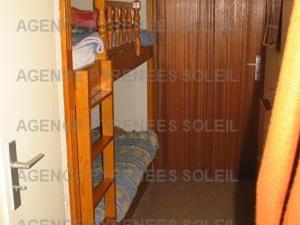 Poschodová posteľ alebo postele v izbe v ubytovaní Appartement Les Angles, 1 pièce, 4 personnes - FR-1-295-151