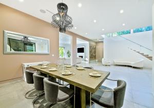 a dining room with a table and chairs at Stylish & Modern 5 Bedroom Villa in Los Angeles