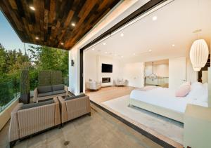 a bedroom with a bed and a living room at Stylish & Modern 5 Bedroom Villa in Los Angeles