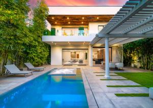 a swimming pool in a backyard with a house at Stylish & Modern 5 Bedroom Villa in Los Angeles