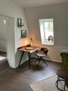 Habitación con mesa, sillas y ventana en Urlaub im Kavaliershaus en Schwerin