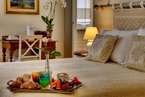 taca z jedzeniem i napojami na łóżku w obiekcie Casa Sotgiu Guest House w Rzymie