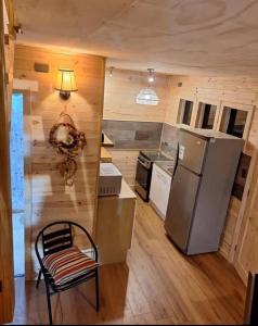 cocina con nevera y silla en una habitación en Cabaña en Castro Chiloe, en Castro