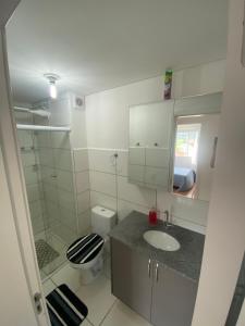 uma casa de banho com um WC, um lavatório e um chuveiro em Quarto em Florianópolis em Florianópolis