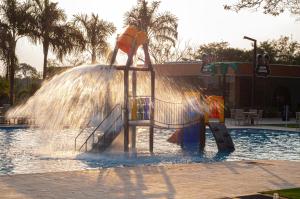 A piscina localizada em DoubleTree by Hilton - Resort - Foz do Iguaçu ou nos arredores