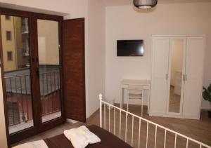 - un salon avec un escalier et une télévision dans la chambre dans l'établissement Casa nel Centro di Avellino, à Avellino