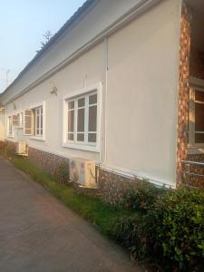 uma casa branca com uma janela ao lado em CRYSTAL SUITES em Akure