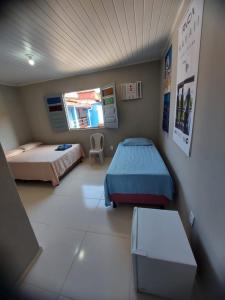 een ziekenhuiskamer met 2 bedden en een raam bij Suítes good trip Itacare sem estacionamento in Itacaré