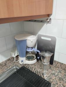 - un comptoir de cuisine avec un lavabo et des toilettes dans l'établissement FLAMING CB, à Cullera