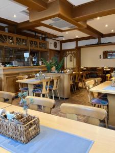 ein Restaurant mit Tischen und Stühlen und eine Bar in der Unterkunft Gästehaus Krone in Holzkirchen