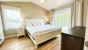 Postel nebo postele na pokoji v ubytování The Gables of PEI + 183 fotografií