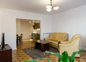 ein Wohnzimmer mit einem Sofa und einem Tisch in der Unterkunft DAREX Apartamenty Centrum in Garwolin