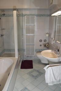 uma casa de banho com uma banheira, um lavatório e um chuveiro em Ferienwohnung Erhard em Prien am Chiemsee