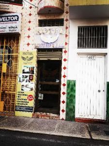 uma frente de loja com uma porta branca numa rua em Hotel lucero real 1 em Tacna