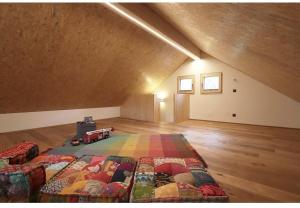 Pokój z łóżkiem na poddaszu w obiekcie Ca' dal Nos w mieście Olivone
