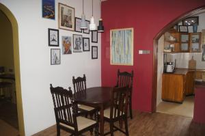uma sala de jantar com uma mesa e algumas imagens na parede em Blue Cactus Shanty em Moshi