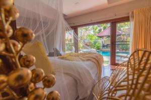 een slaapkamer met een bed en een groot raam bij Bali Haven 3BR PrivatePool Villa in Pattaya South