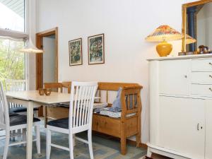 uma sala de jantar com mesa e cadeiras em 8 person holiday home in Grenaa em Grenå