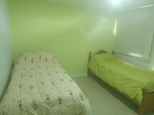 - une petite chambre avec un lit et une fenêtre dans l'établissement Casa amplia con pileta 9 personas, à Luján de Cuyo