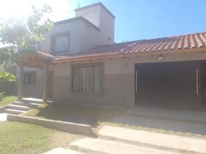une maison avec un garage en face dans l'établissement Casa amplia con pileta 9 personas, à Luján de Cuyo