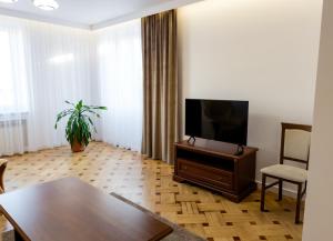 sala de estar con TV de pantalla plana y mesa en DAREX Apartamenty Centrum en Garwolin