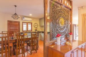 cocina y comedor con mesa y sillas en Bali Haven 3BR PrivatePool Villa en Pattaya South