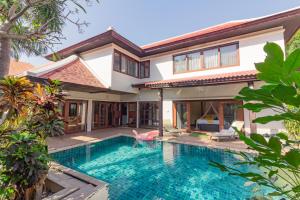 uma imagem de uma villa com piscina em Bali Haven 3BR PrivatePool Villa em Pattaya Sul