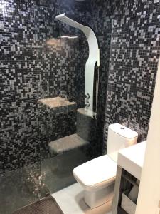 La salle de bains est pourvue d'une douche, de toilettes et d'un lavabo. dans l'établissement Casa Velha Azeitona, à Tábua