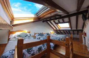 1 dormitorio con 2 camas individuales en un ático en La Corralada de Merón, en San Vicente de la Barquera