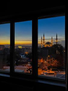 uma vista da cidade a partir de uma janela em Ankara Santral Otel em Altındağ