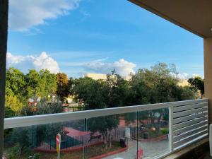 une fenêtre avec vue sur un parc dans l'établissement Soleil, à Gudja