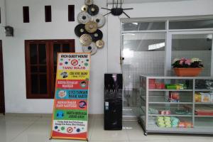 uma loja com um cartaz e uma máquina de bebidas em Rich Guesthouse em Palmerah