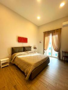 1 dormitorio con 1 cama y una pintura roja en la pared en Casa AGNESE B&B, en Nápoles